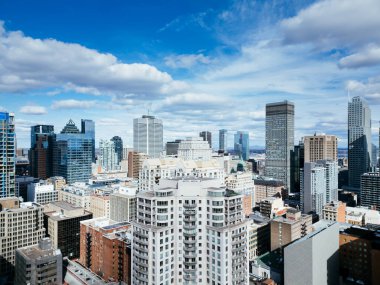 Nisan 2025 08. Şehir merkezindeki İHA uçuşu Montreal Kanada 'nın gündüz görüntüsü ufuk çizgisi.