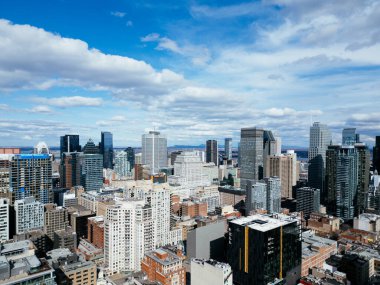 Nisan 2025 08. Şehir merkezindeki İHA uçuşu Montreal Kanada 'nın gündüz görüntüsü ufuk çizgisi.