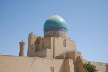 Po-i-Kalyan camisi, Kalyan minaresi, Madrasa Mir-m-Araba Buhara 'da açık mavi kubbe, İpek Yolu boyunca, Özbekistan