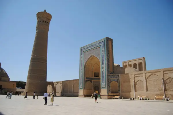 Kalyan minaresinin önündeki meydan, Po-i-Kalyan camisi, Madrasa Mir-m-Araba Buhara 'daki açık mavi kubbe, İpek Yolu, Özbekistan,