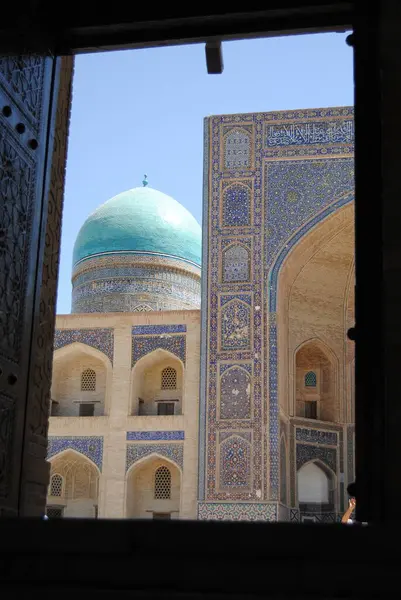 Po-i-Kalyan Camii, Madrasa Mir-m-Araba Buhara 'da açık mavi kubbe, İpek Yolu boyunca, Özbekistan,