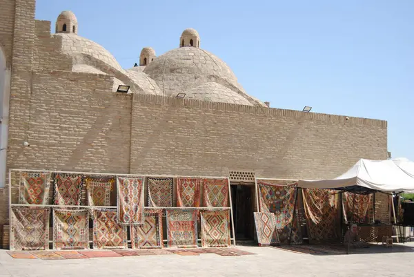 Bukhara, İpek Yolu, Özbekistan 'daki Toqi Zargaron pazarında bir halı dükkanı