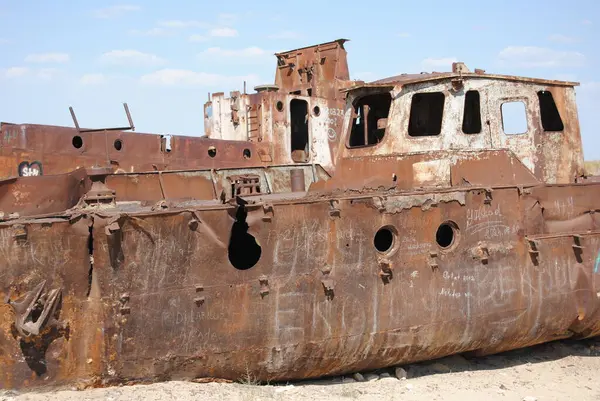 Paslı ve çürüyen gemiler ve botlar, Özbekistan 'daki Aral Denizi' nin eski deniz yatağı olan çölün sıcaklığı ve güneşi altında terk edildi.