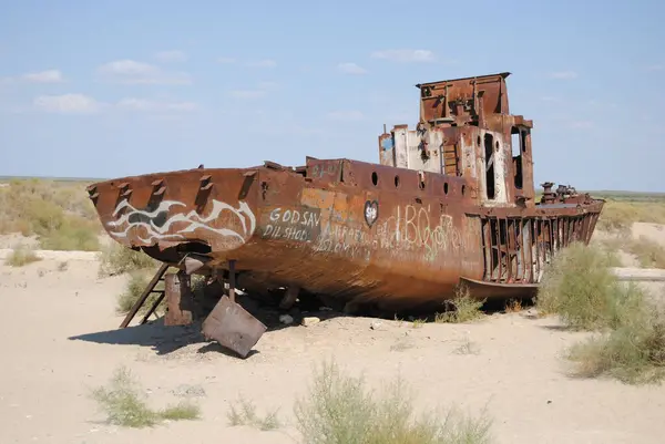 Paslı ve çürüyen gemiler ve botlar, Özbekistan 'daki Aral Denizi' nin eski deniz yatağı olan çölün sıcaklığı ve güneşi altında terk edildi.