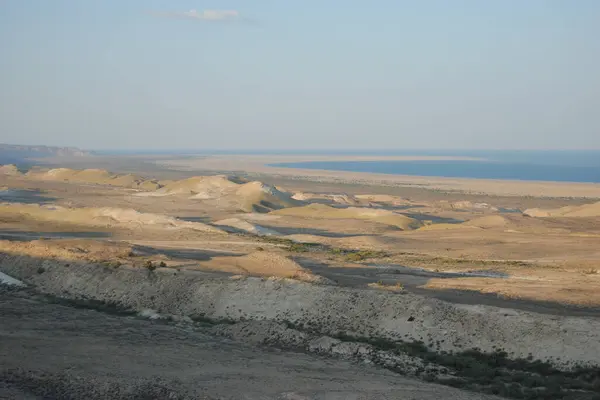 Aral Denizi 'nin 2024 yılındaki panoramik manzarası, önplanda tepeler, kum ve kuru manzaralar