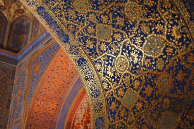 Özbekistan, Semerkand 'daki Madrasa Ulugh-Beg' in içinde zengin süslenmiş altın kemerler.