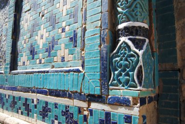 Semerkant, Özbekistan 'daki Şah-i-Zinda anıtsal mezarlığında seramikleri olan son derece süslü bir mozaiğin ayrıntıları
