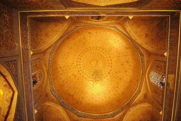 Özbekistan, Semerkand 'daki Madrasa Ulugh-Beg' in içinde zengin dekore edilmiş altın kubbe veya kubbe