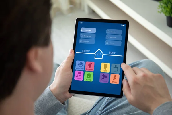 Man Eller Bilgisayar Tabletini Akıllı Uygulaması Ile Birlikte Apartmanın Ekran — Stok fotoğraf