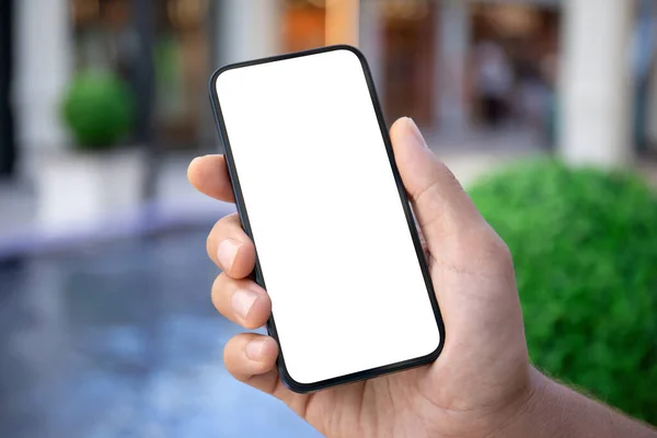 Рука Людини Тримає Телефон Ізольованим Екраном Фоні Зеленої Вулиці — стокове фото