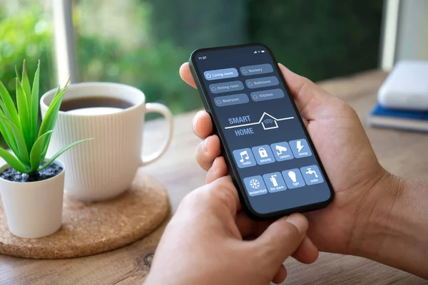 Man Hand Hålla Telefon Med Ansökan Smart Hem Skärmen Bakgrund — Stockfoto