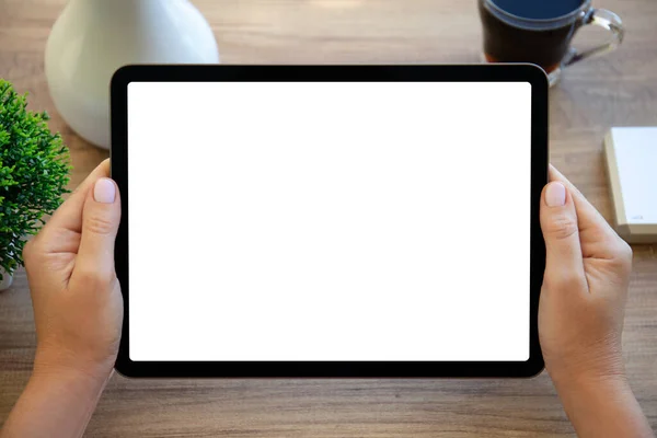 Kvinnliga Händer Hålla Dator Tablett Med Isolerad Skärm Bakgrund Bord — Stockfoto