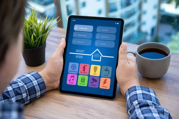Mann Hände Halten Computer Tablet Mit Anwendung Smart Home Auf — Stockfoto