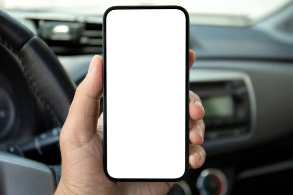 汽车中间的方向盘背景上 男人手持带有隔离屏幕的电话 — 图库照片