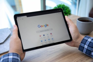 Alanya, Türkiye - 14 Mayıs 2021: Ekranda sosyal ağ hizmeti Google ile iPad Air Space Gray 'i tutan adam