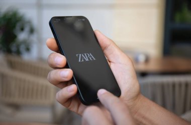 Alanya, Türkiye - 27 Eylül 2022: Ekranda İnternet üzerinden alışveriş yapan ZARA ile Apple iPhone 13 'ü tutan adam.