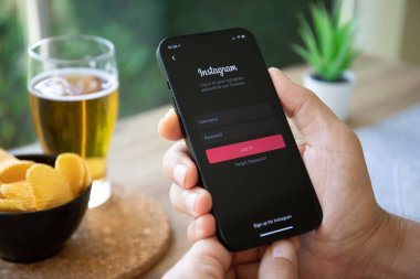 Alanya, Türkiye - 4 Ekim 2022: Ekranda sosyal ağ servisi Instagram ile iPhone 14 'ü tutan adam.