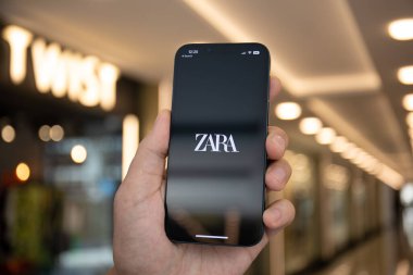 Alanya, Türkiye - 2 Mayıs 2023: Ekranda İnternet üzerinden alışveriş yapan ZARA ile Apple iPhone 14 'ü tutan adam.