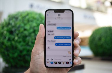 Alanya, Türkiye - 2 Mayıs 2023: Ekranda iPhone 14 'ün sosyal ağ hizmeti iMessage' i ile el ele tutuşan adam. iPhone 14 Apple tarafından oluşturuldu ve geliştirildi.