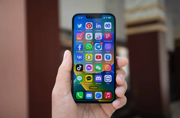 Alanya トルコ 2023年5月2日 男性が画面上のソーシャルネットワーキングメッセンジャーでApple Iphone 14を保持しています Iphone 14はApple Inc によって作成および開発されました — ストック写真