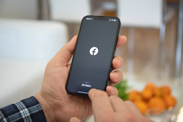 Alanya Türkei Februar 2022 Mann Hält Apple Iphone Mit Dem — Stockfoto