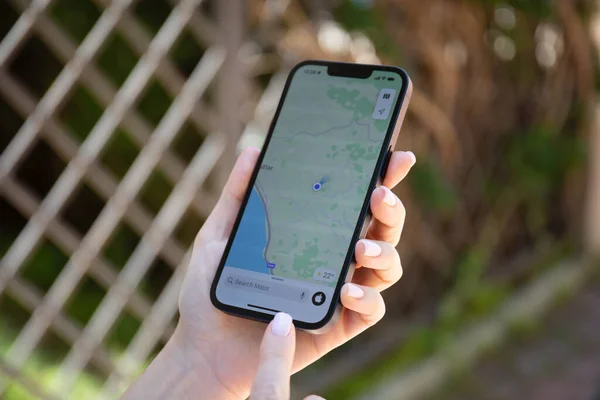 土耳其阿拉亚 2022年5月9日 人类手牵着苹果Iphone 屏幕上有苹果地图 Iphone Apple Maps和Car Play是由Apple Inc创建和开发的 — 图库照片