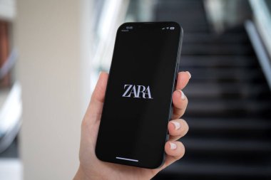 Alanya, Türkiye - 9 Mayıs 2023: Ekranda İnternet alışverişi ZARA ile Apple iPhone 14 'ü tutan kadın elleri.