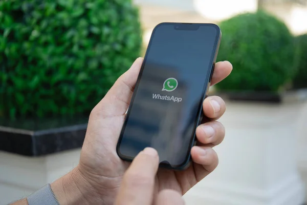 Alanya トルコ 2023年5月2日 男の手は 画面上のソーシャルネットワーキングサービスメッセンジャーのWhatsappでAppleのIphone 14を保持 — ストック写真