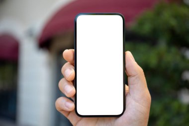 Yeşil ekranın izole edilmiş arka planına sahip erkek eller telefonu tutar