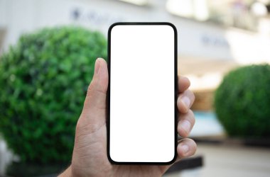 Yeşil ekranın izole edilmiş arka planına sahip erkek eller telefonu tutar