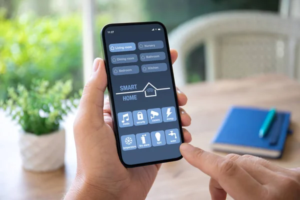 Mann Hält Handy Mit Anwendung Smart Home Auf Dem Bildschirm — Stockfoto