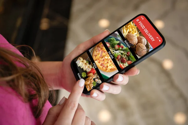 Vrouw Handen Houden Telefoon Met Voedsel Levering App Het Scherm — Stockfoto