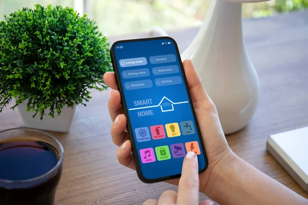 Handy Mit Smart Home Applikation Über Tisch Mehrfamilienhaus — Stockfoto