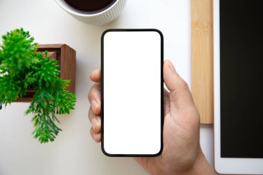 Ofisteki masanın izole ekran arka planına sahip bir adam el ele tutuşuyor.