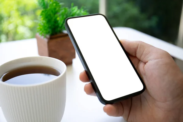 Mann Hält Telefon Mit Isoliertem Bildschirm Auf Dem Hintergrund Eines — Stockfoto