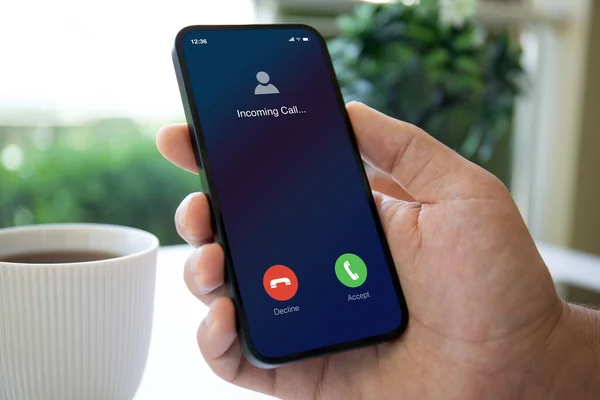 Man Hand Holding Phone Incoming Call Screen Cafe — Stock Photo, Image