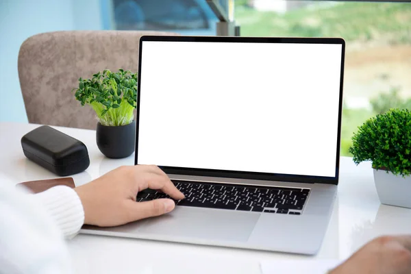 Человек Работающий Ноутбуке Изолированным Экраном Столом Оффике — стоковое фото