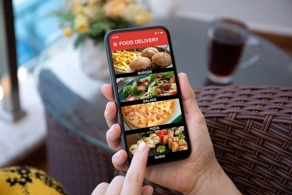Mão Mulher Segurando Telefone Com Aplicativo Entrega Alimentos Café — Fotografia de Stock