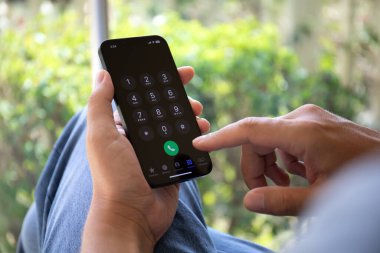 Alanya, Türkiye - 20 Eylül 2022: Ekranda Apple iPhone 14 'ü tutan adam. iPhone 14 Apple tarafından oluşturuldu ve geliştirildi..