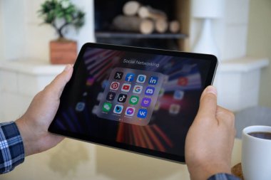 Alanya, Türkiye - 19 Eylül 2023: Sosyal ağ kurucu programlarını ekrandaki iPad Air 'e insan ellerine bırakın. iPad Air Apple tarafından yaratıldı ve geliştirildi.