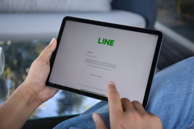 Alanya, Türkiye - 20 Eylül 2023: Apple iPad Air Space Gray 'in insan eliyle tutulması.