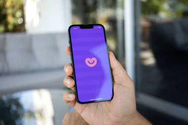 Alanya, Türkiye - 20 Eylül 2023: İnternet ağı tarihli iPhone 14 'ü tutan adam ekranda Badoo' ya odaklandı
