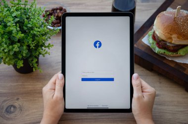 Alanya, Türkiye - 23 Eylül 2021: Elde tutulan Apple iPad Air Space Gray ile sosyal ağ hizmetleri kuryesi Facebook ekranda.