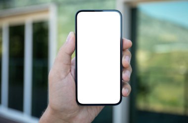 Yeşil ekranın izole edilmiş arka planına sahip erkek eller telefonu tutar