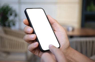 Adam el ele tutuşup kafenin arka planında izole bir ekran oluşturmuş.