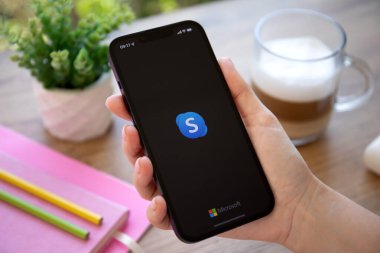 Alanya, Türkiye - 21 Eylül 2022: Skype uygulamasını arayan kadın el ele tutuşma iPhone 14.