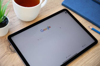Alanya, Türkiye - 26 Eylül 2022: Apple iPad Air Space Gray ile sosyal ağ hizmeti Google ekranda