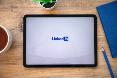 Alanya, Türkiye - 26 Eylül 2022: iPad Air Space Gray ve sosyal ağ servisi LinkedIn ekranda. iPad Air Apple tarafından yaratıldı ve geliştirildi..