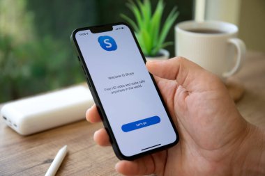 Alanya, Türkiye - 29 Eylül 2022: Skype uygulaması ile el ele tutuşan adam.