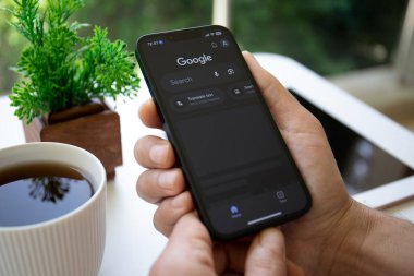 Alanya, Türkiye - 24 Mayıs 2023: Ekranda sosyal ağ hizmeti Google ile Apple iPhone 14 'ü tutan adam eli